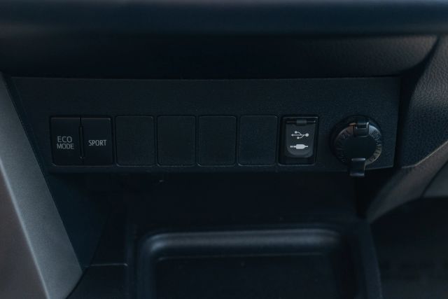 
								2018 Toyota RAV4 XLE Sport Utility 4D full									