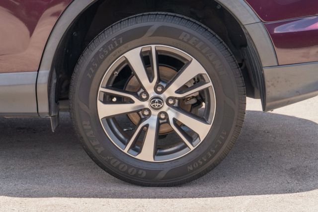 
								2018 Toyota RAV4 XLE Sport Utility 4D full									