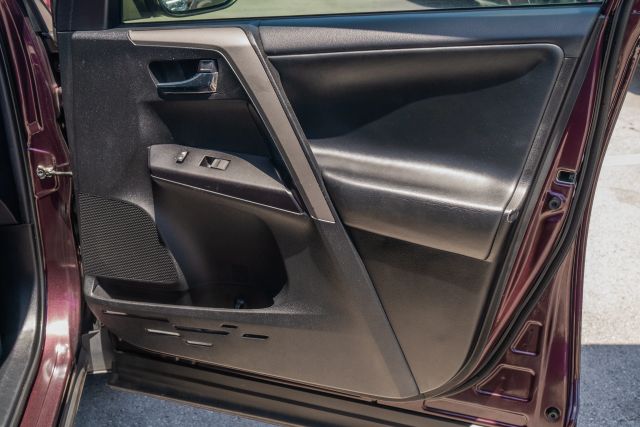 
								2018 Toyota RAV4 XLE Sport Utility 4D full									