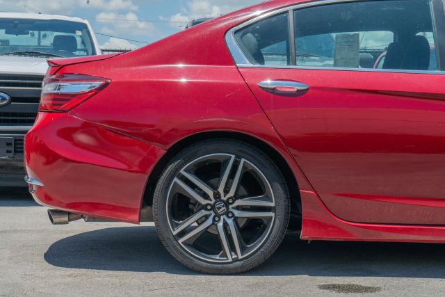 
								2017 Honda Accord Sport Sedan 4D full									