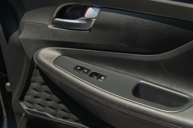 
								2020 Hyundai Santa Fe 2.4 SEL Sport Utility 4D full									