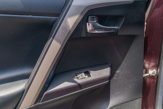 
								2018 Toyota RAV4 XLE Sport Utility 4D full									