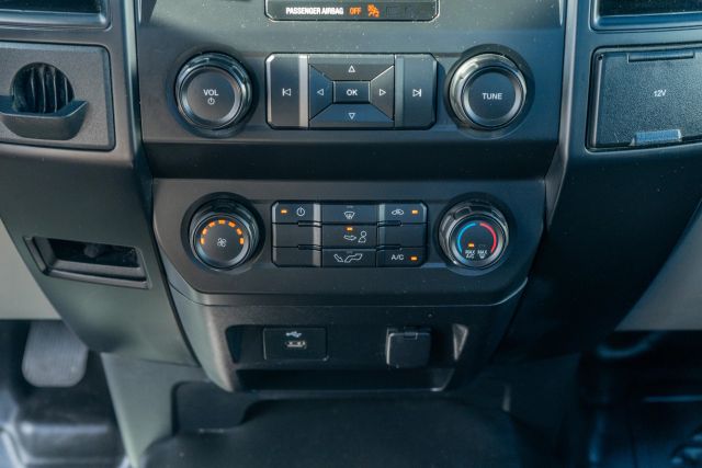 
								2020 Ford F150 Regular Cab XL Pickup 2D 8 ft full									