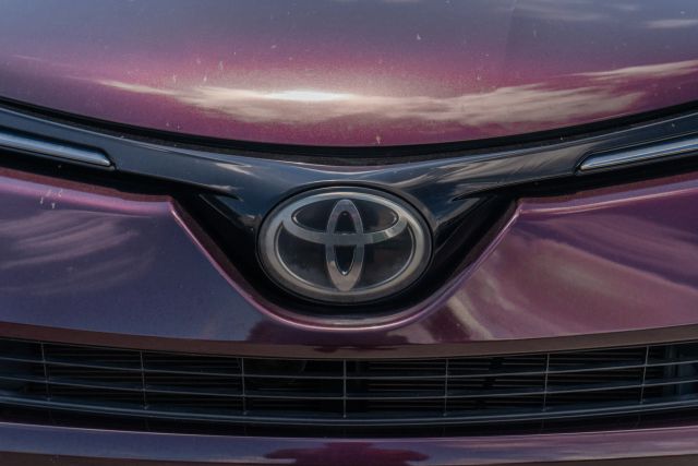 
								2018 Toyota RAV4 XLE Sport Utility 4D full									