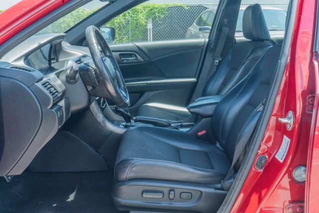 
								2017 Honda Accord Sport Sedan 4D full									