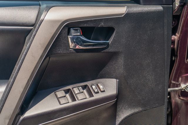 
								2018 Toyota RAV4 XLE Sport Utility 4D full									