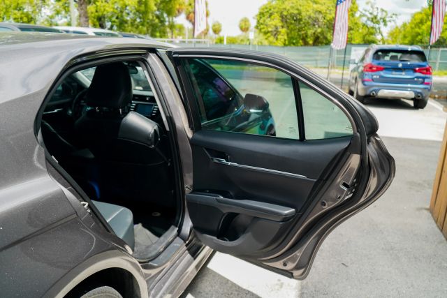 
								2020 Toyota Camry SE Sedan 4D full									