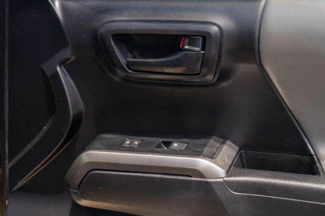 
								2020 Toyota Tacoma Double Cab SR5 Pickup 4D 6 ft full									