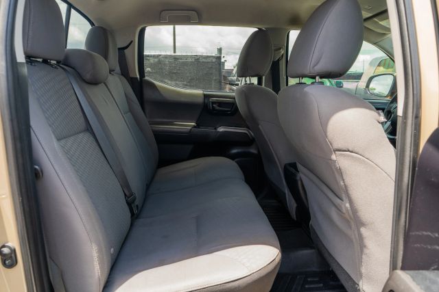 
								2020 Toyota Tacoma Double Cab SR5 Pickup 4D 6 ft full									