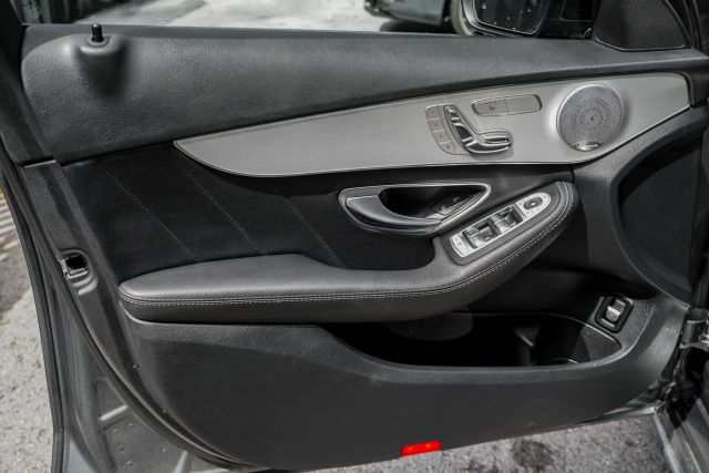 
								2019 Mercedes-Benz C-Class C 300 Sedan 4D full									