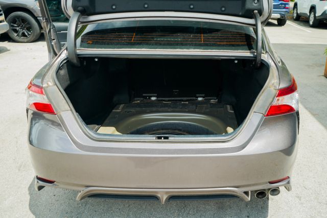 
								2020 Toyota Camry SE Sedan 4D full									