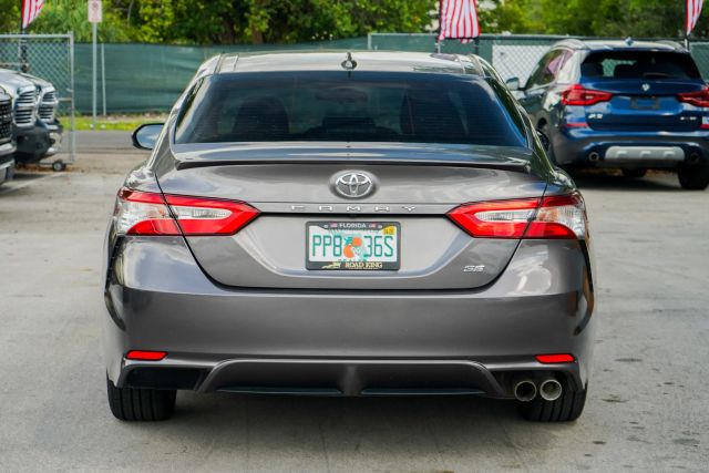 
								2020 Toyota Camry SE Sedan 4D full									