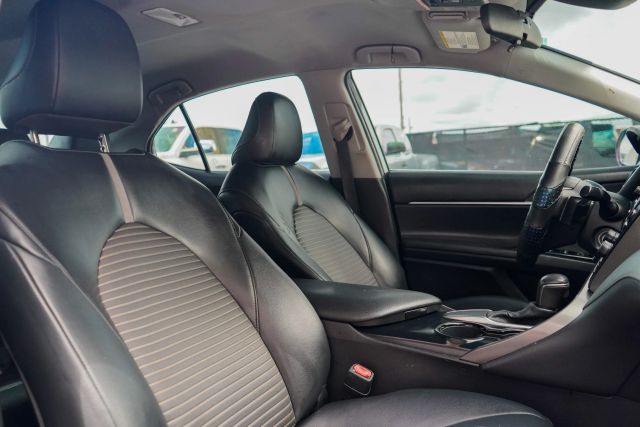 
								2020 Toyota Camry SE Sedan 4D full									