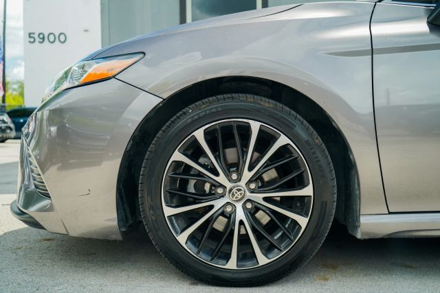 
								2020 Toyota Camry SE Sedan 4D full									