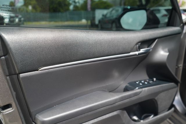 
								2020 Toyota Camry SE Sedan 4D full									