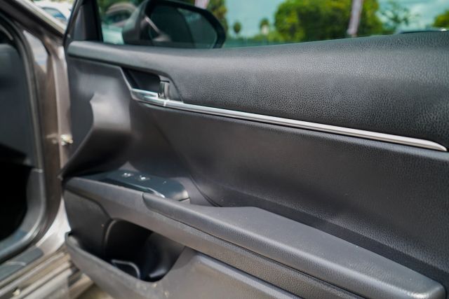 
								2020 Toyota Camry SE Sedan 4D full									