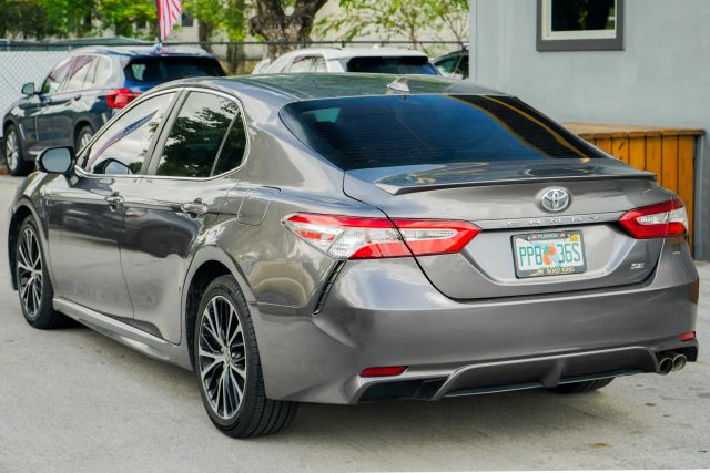 
								2020 Toyota Camry SE Sedan 4D full									