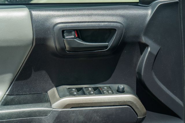 
								2020 Toyota Tacoma Double Cab SR5 Pickup 4D 6 ft full									