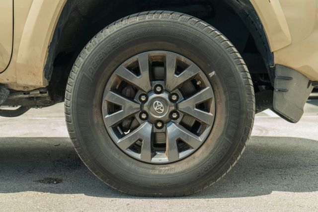 
								2020 Toyota Tacoma Double Cab SR5 Pickup 4D 6 ft full									