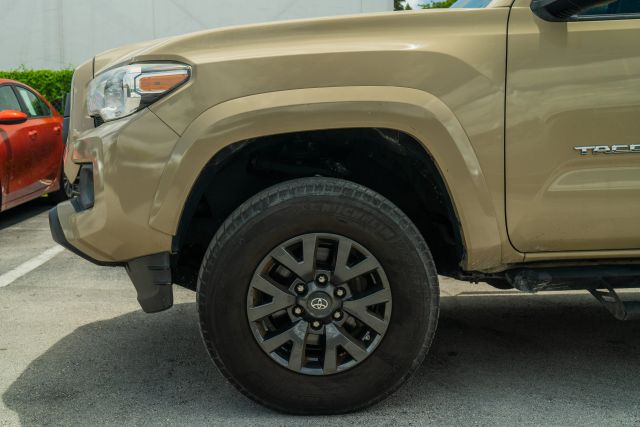 
								2020 Toyota Tacoma Double Cab SR5 Pickup 4D 6 ft full									
