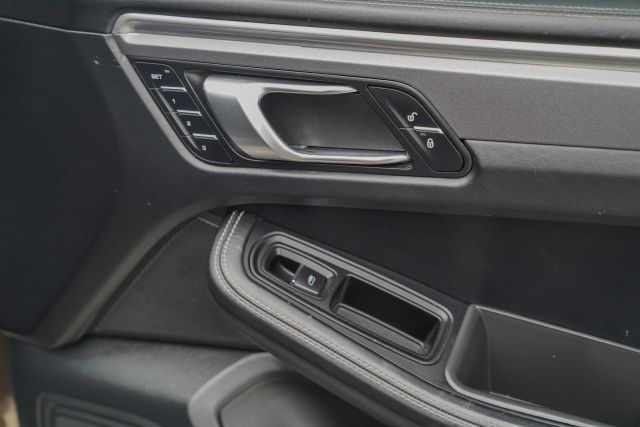 
								2018 Porsche Macan GTS Sport Utility 4D full									