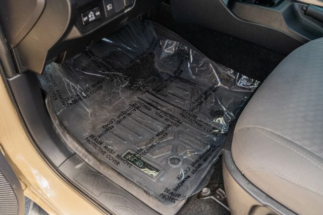 
								2020 Toyota Tacoma Double Cab SR5 Pickup 4D 6 ft full									