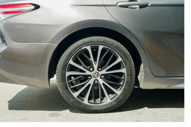 
								2020 Toyota Camry SE Sedan 4D full									