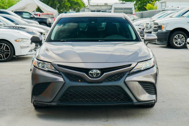 
								2020 Toyota Camry SE Sedan 4D full									