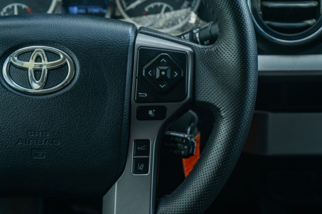 
								2020 Toyota Tacoma Double Cab SR5 Pickup 4D 6 ft full									