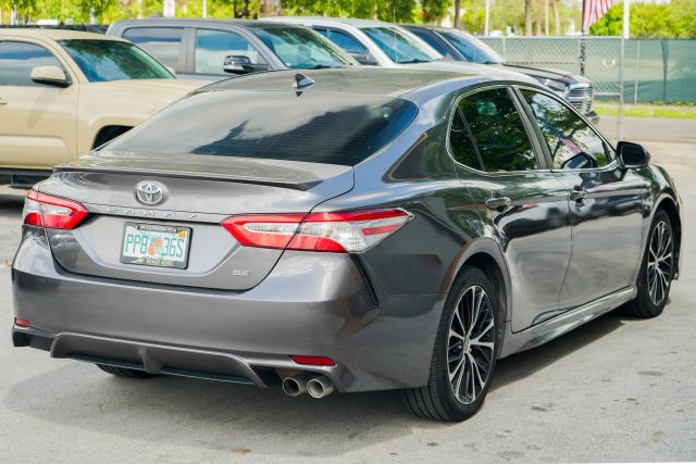 
								2020 Toyota Camry SE Sedan 4D full									