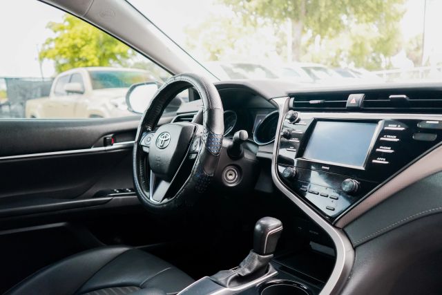 
								2020 Toyota Camry SE Sedan 4D full									