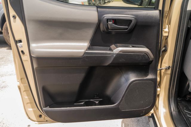 
								2020 Toyota Tacoma Double Cab SR5 Pickup 4D 6 ft full									