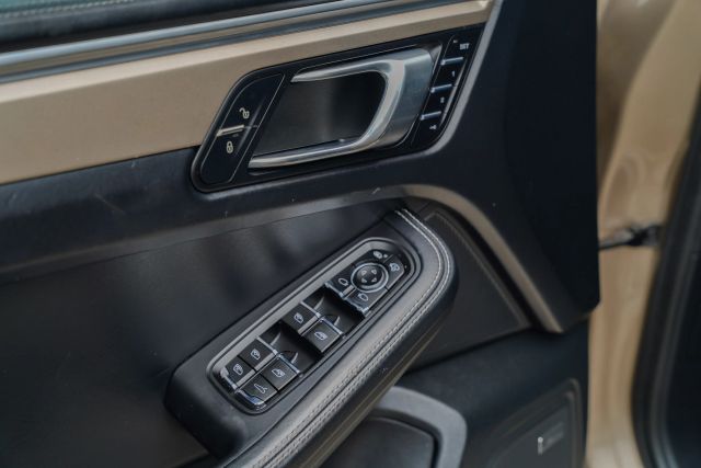 
								2018 Porsche Macan GTS Sport Utility 4D full									