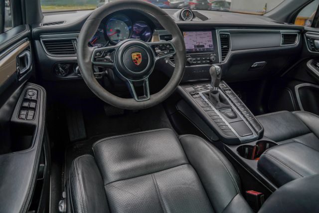 
								2018 Porsche Macan GTS Sport Utility 4D full									