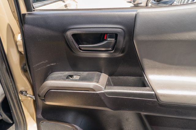 
								2020 Toyota Tacoma Double Cab SR5 Pickup 4D 6 ft full									