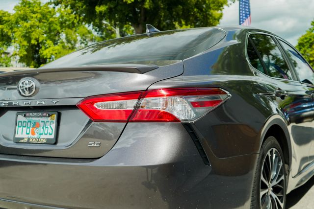 
								2020 Toyota Camry SE Sedan 4D full									