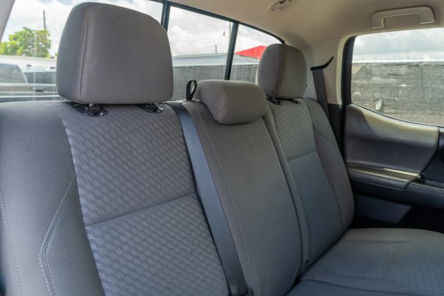 
								2020 Toyota Tacoma Double Cab SR5 Pickup 4D 6 ft full									