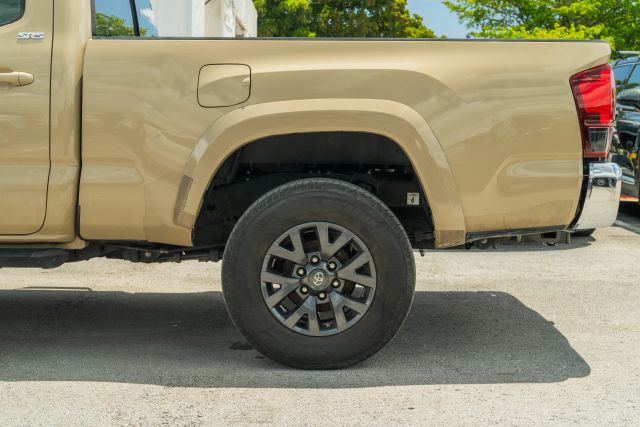 
								2020 Toyota Tacoma Double Cab SR5 Pickup 4D 6 ft full									