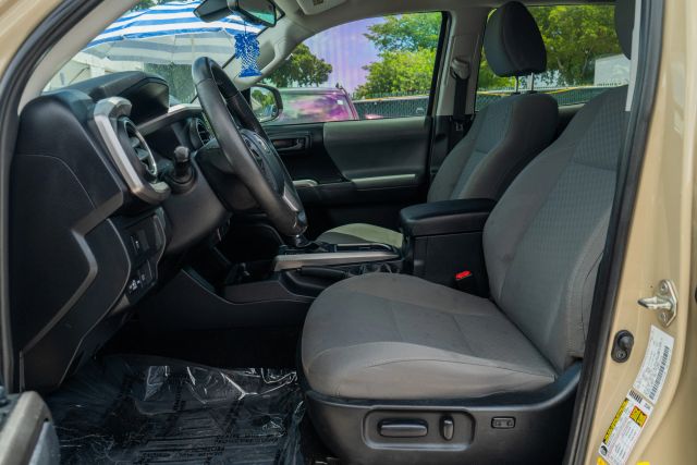 
								2020 Toyota Tacoma Double Cab SR5 Pickup 4D 6 ft full									