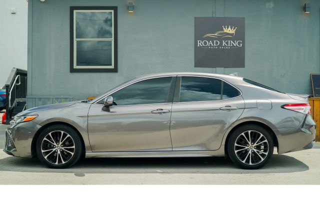 
								2020 Toyota Camry SE Sedan 4D full									