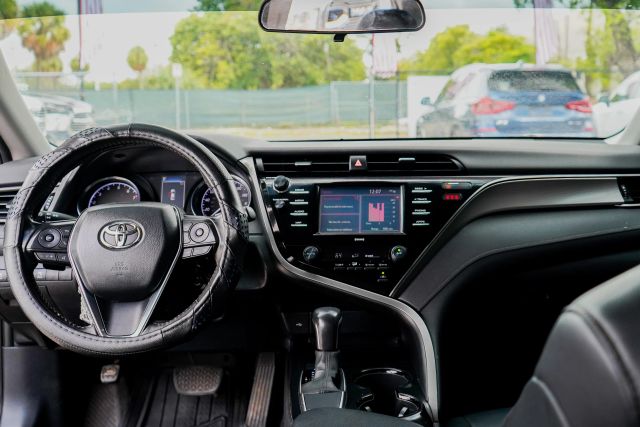 
								2020 Toyota Camry SE Sedan 4D full									