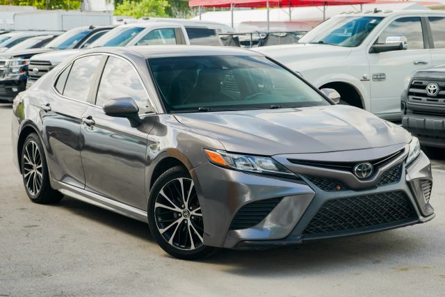 
								2020 Toyota Camry SE Sedan 4D full									