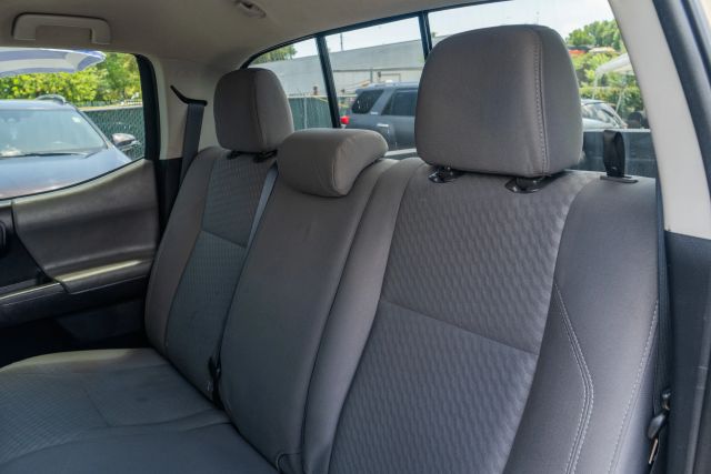 
								2020 Toyota Tacoma Double Cab SR5 Pickup 4D 6 ft full									