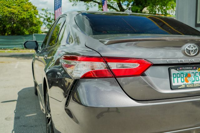 
								2020 Toyota Camry SE Sedan 4D full									