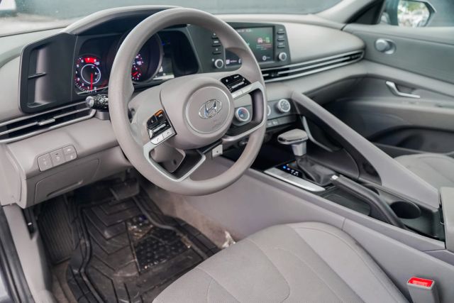 
								2023 Hyundai Elantra SE Sedan 4D full									