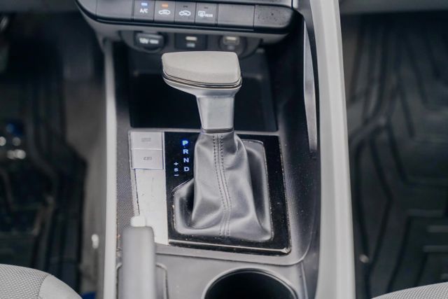 
								2023 Hyundai Elantra SE Sedan 4D full									