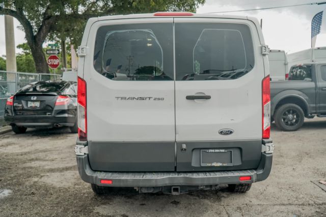 
								2017 Ford Transit 250 Van Low Roof w/60/40 Side Door w/RWB Van 3D full									