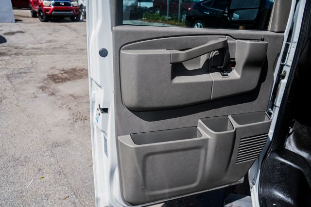 
								2017 Chevrolet Express 2500 Cargo Extended Van 3D full									