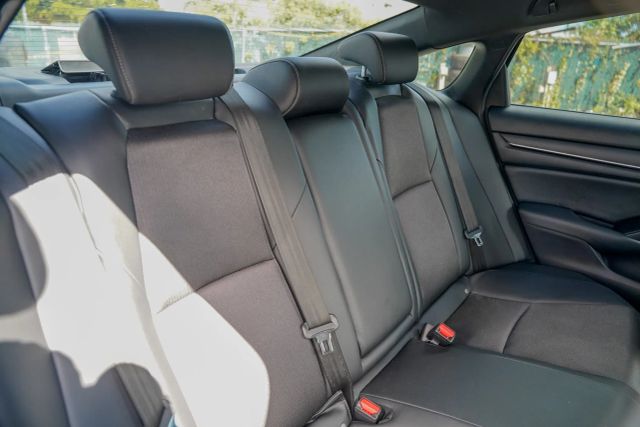 
								2021 Honda Accord Sport Sedan 4D full									