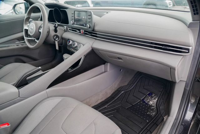 
								2023 Hyundai Elantra SE Sedan 4D full									